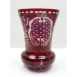 rubinrote Glasvase, wohl Böhmen, Maße: Höhe ca. 18 cm, Breite (Öffnung) ca. 13 cm, guter Zustand.