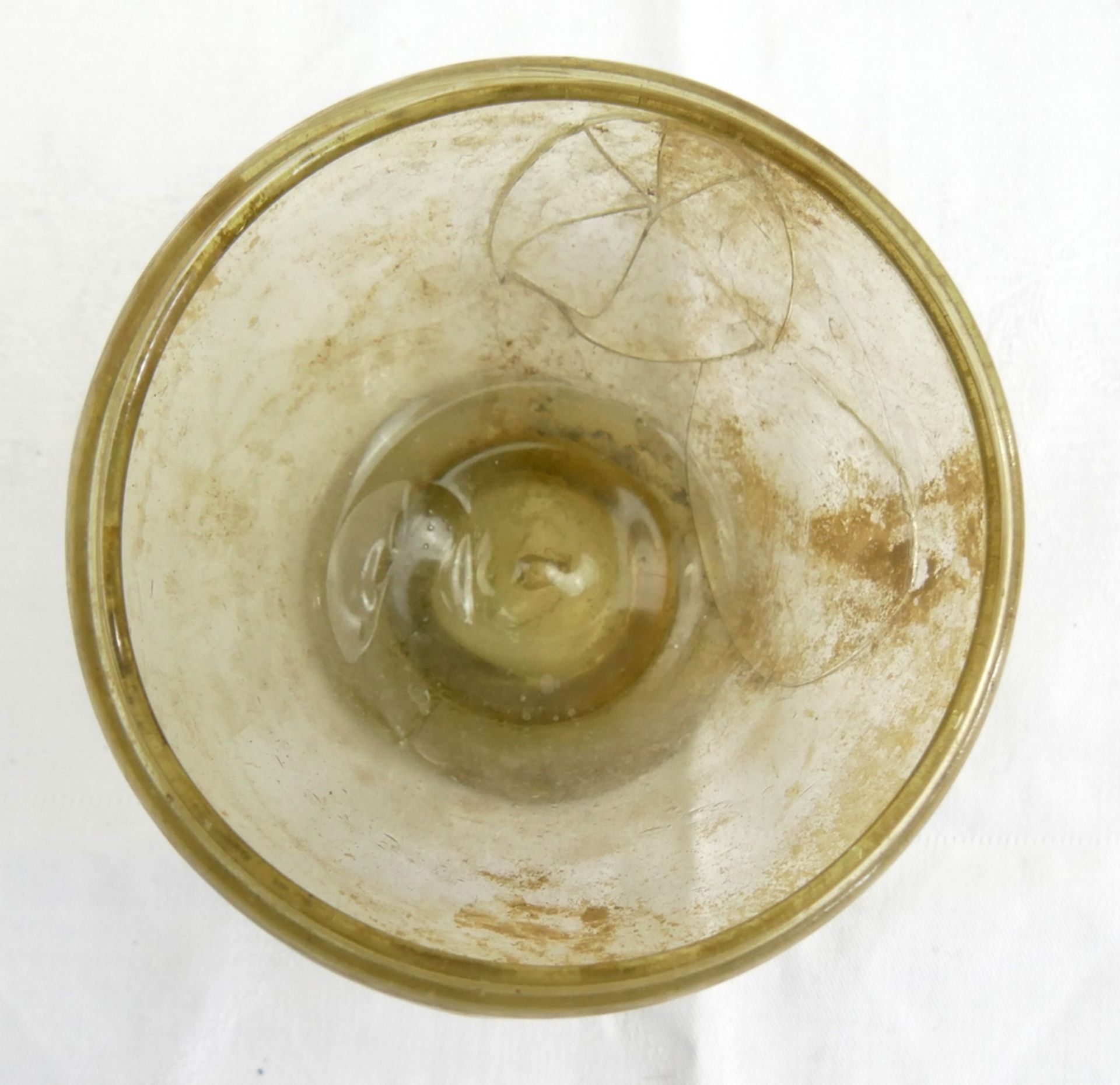 Römische Glasschale, erste hälfte des 3. Jh.n. Chr. farbloses bis hellgrünes Glas. Glockenförmig - Image 2 of 3