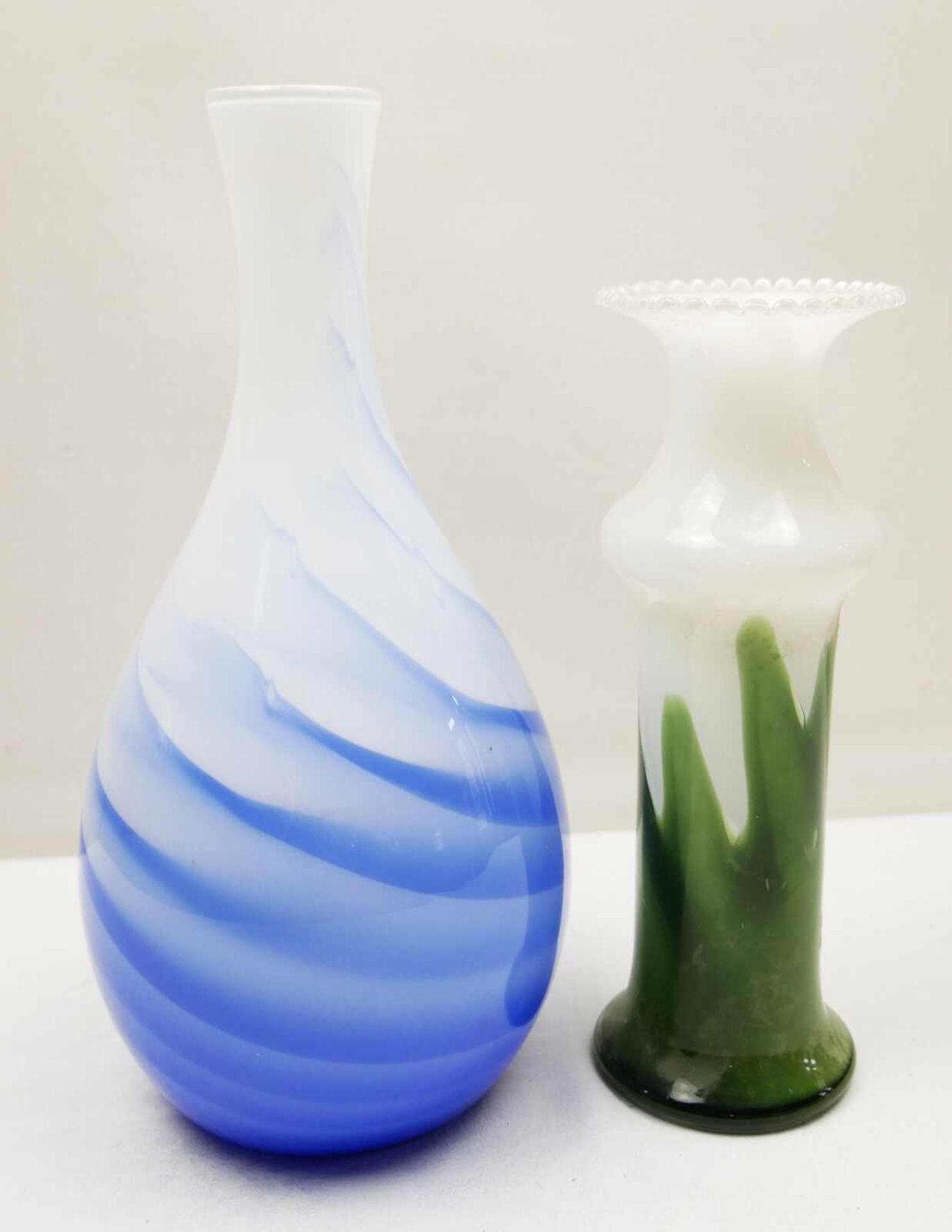 2 ältere dekorative Farbglasvasen, Überfangglas, auf weiß / Opaleglas blaue bzw. grün verlaufende