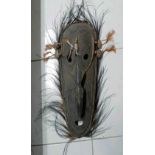 Aus Sammlung, antike afrikanische Holzmaske. Maße: Höhe ca. 60 cm, Breite ca. 32 cm.