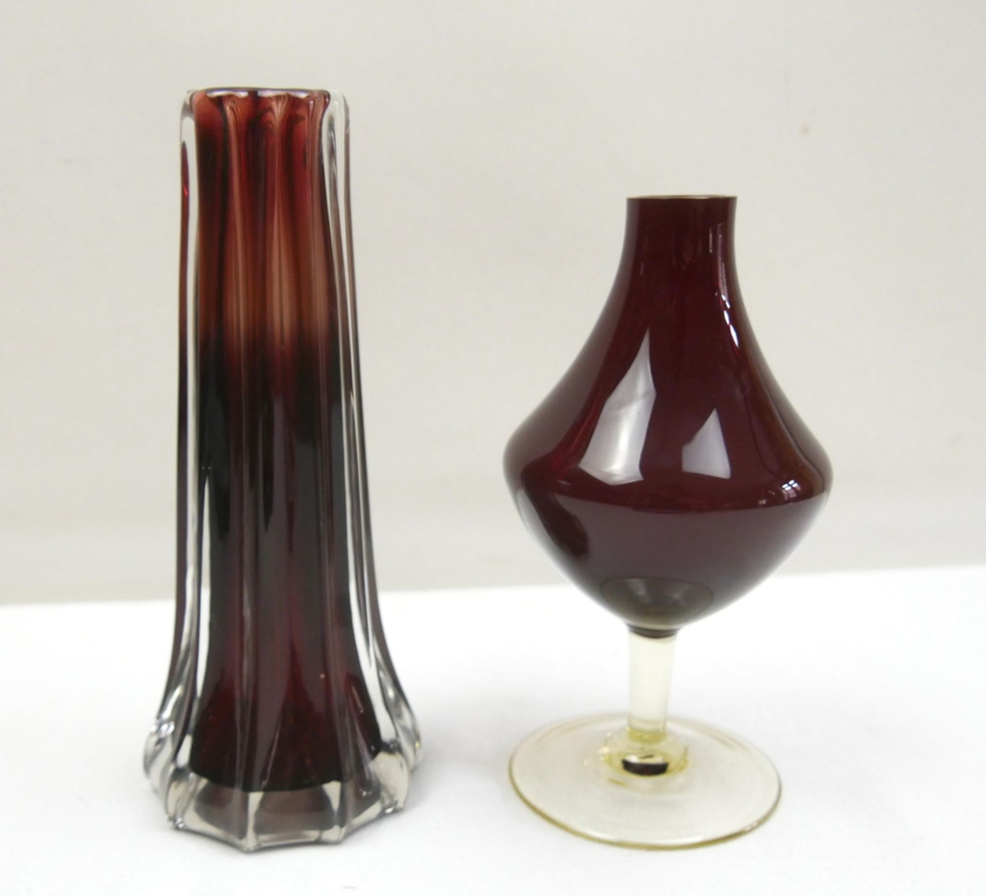 2 violett- rot farbige Glasvasen, verschiedene Modelle.
