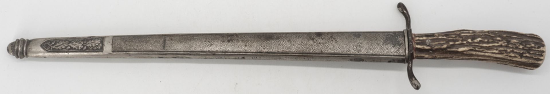 Hirschfänger, Hirschhorngriff. Hersteller: Paul Weyersberg. Klingenlänge: ca. 23,5 cm. Metallscheide