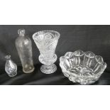 Konvolut Kristallglas, insgesamt 4 Teile. Dabei 1 Saftflasche, 2 Vasen sowie 1 Schale. Bitte