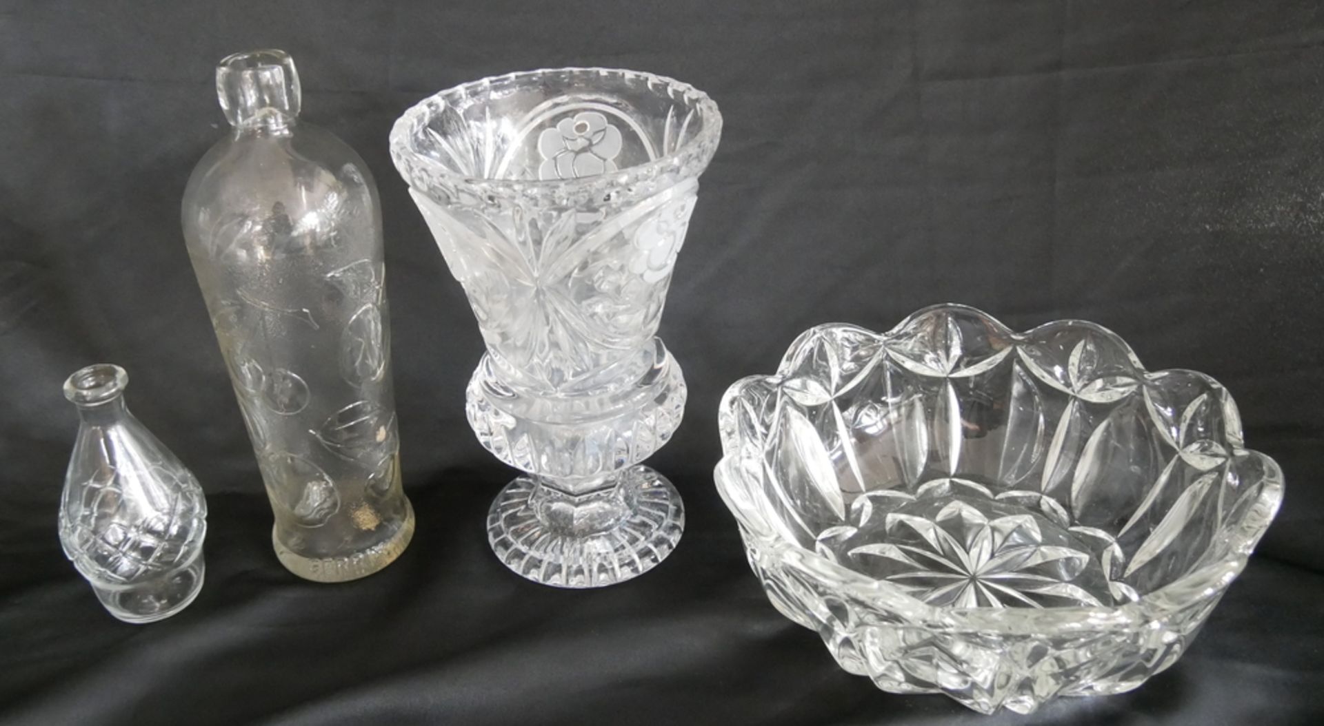 Konvolut Kristallglas, insgesamt 4 Teile. Dabei 1 Saftflasche, 2 Vasen sowie 1 Schale. Bitte