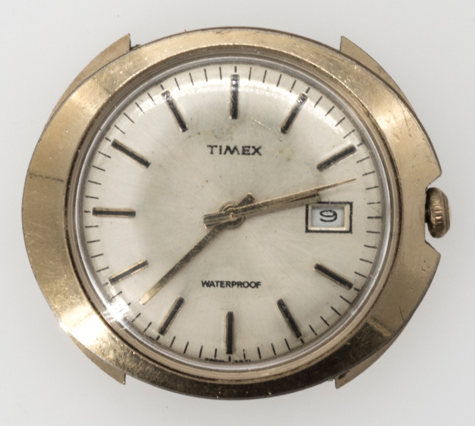 Timex Armbanduhr. Mechanischer Aufzug. Datumsanzeige auf "3". Die Uhr läuft an. Tragespuren.