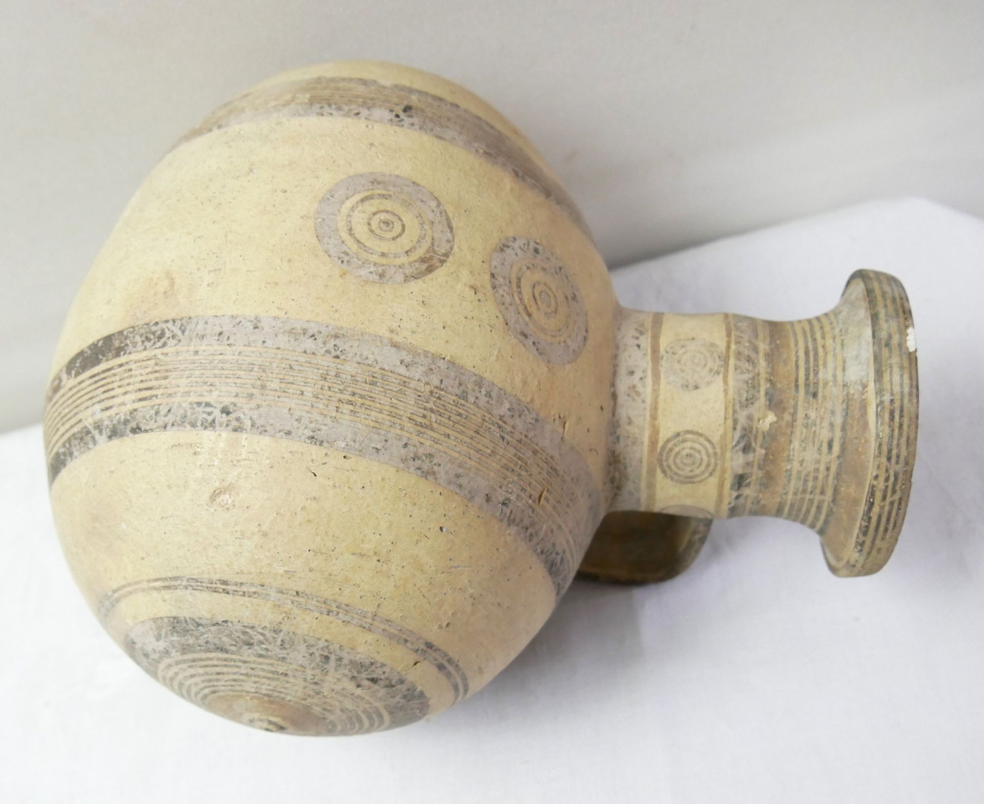 ca. 950 v. Chr. - 800 v. Chr. Hergestellt in Zypern. Cypriotischer Weinkrug. Großer Fasskrug aus - Image 3 of 3