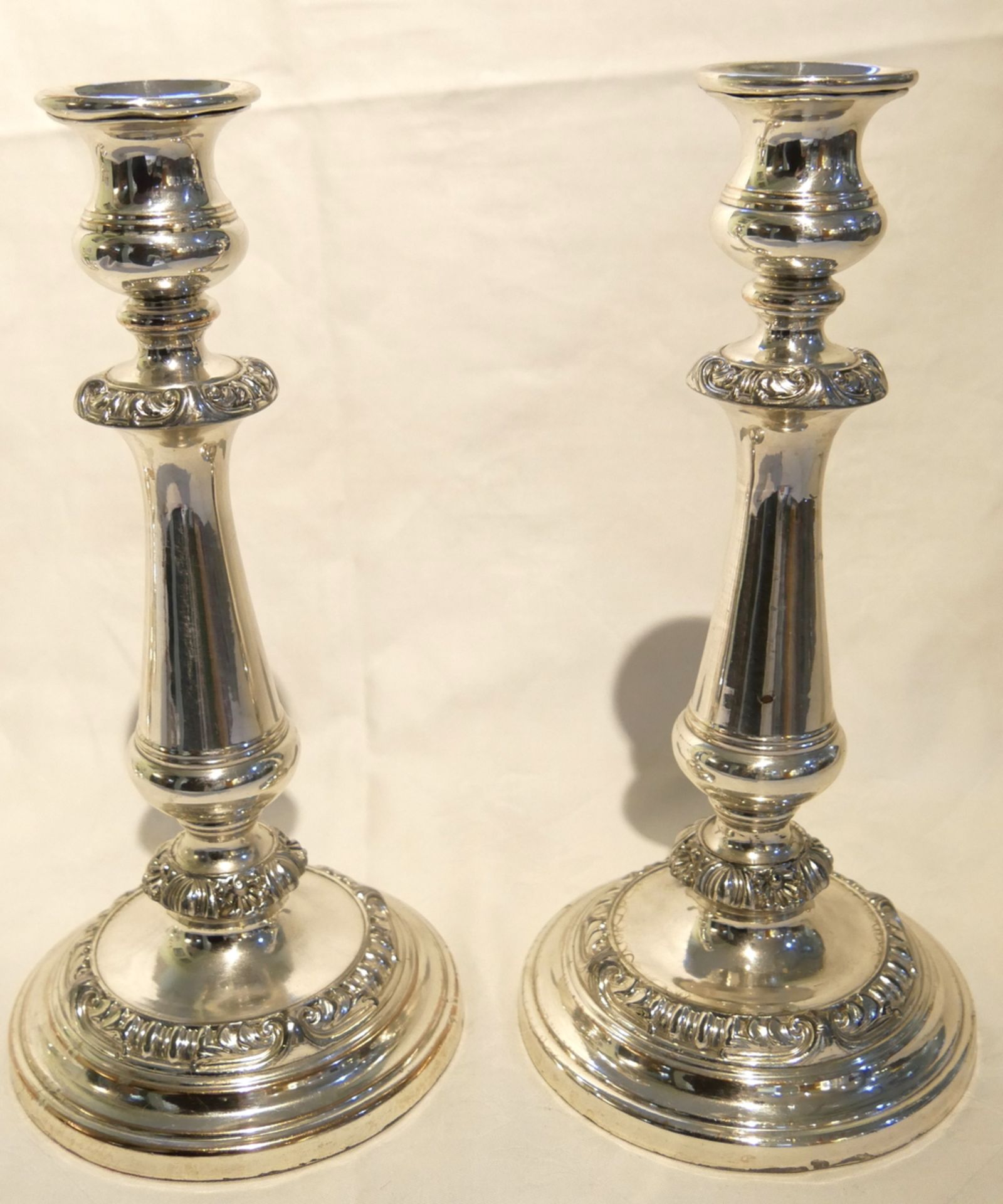 2 versilberte Kerzenständer, gleiche Modelle. Höhe ca. 27 cm