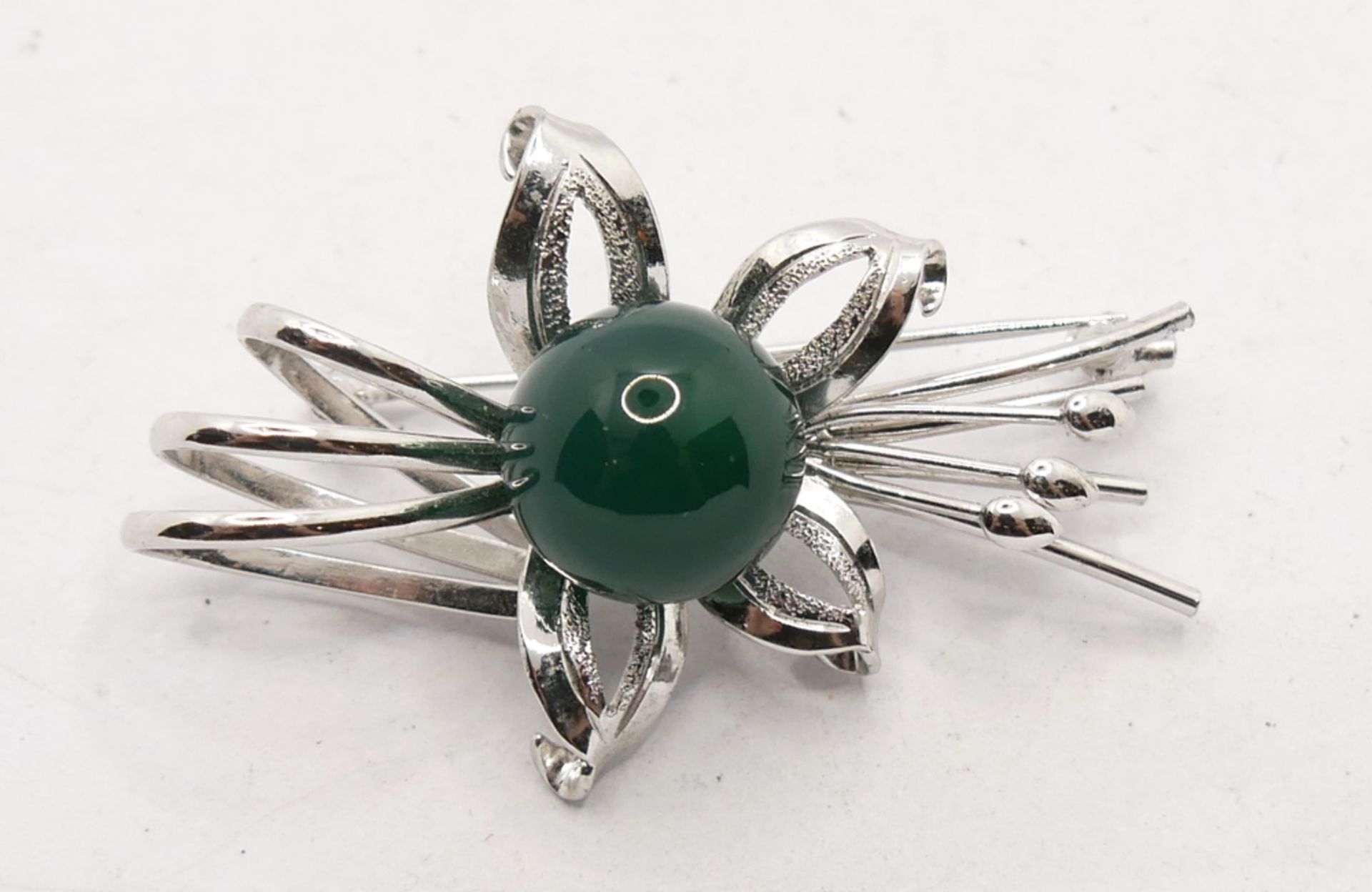 Silber Brosche "Blume" mit grüner Perle. Länge ca. 4 cm
