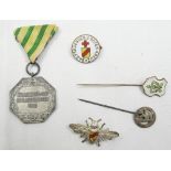 Lot Abzeichen und Nadeln, dabei Medaille Wollenbach-Gau Schlusschiessen 1926