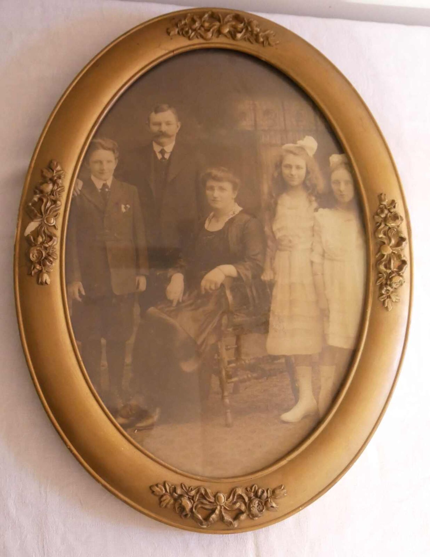 altes Familienfoto, hinter Glas im Ovalen Rahmen (teilweise beschädigt) Höhe ca. 59 cm, Breite ca.