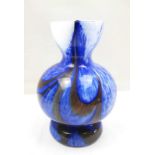 Bunte Glasvase, blau / weiß / braun marmoriert. Höhe ca. 22,5 cm