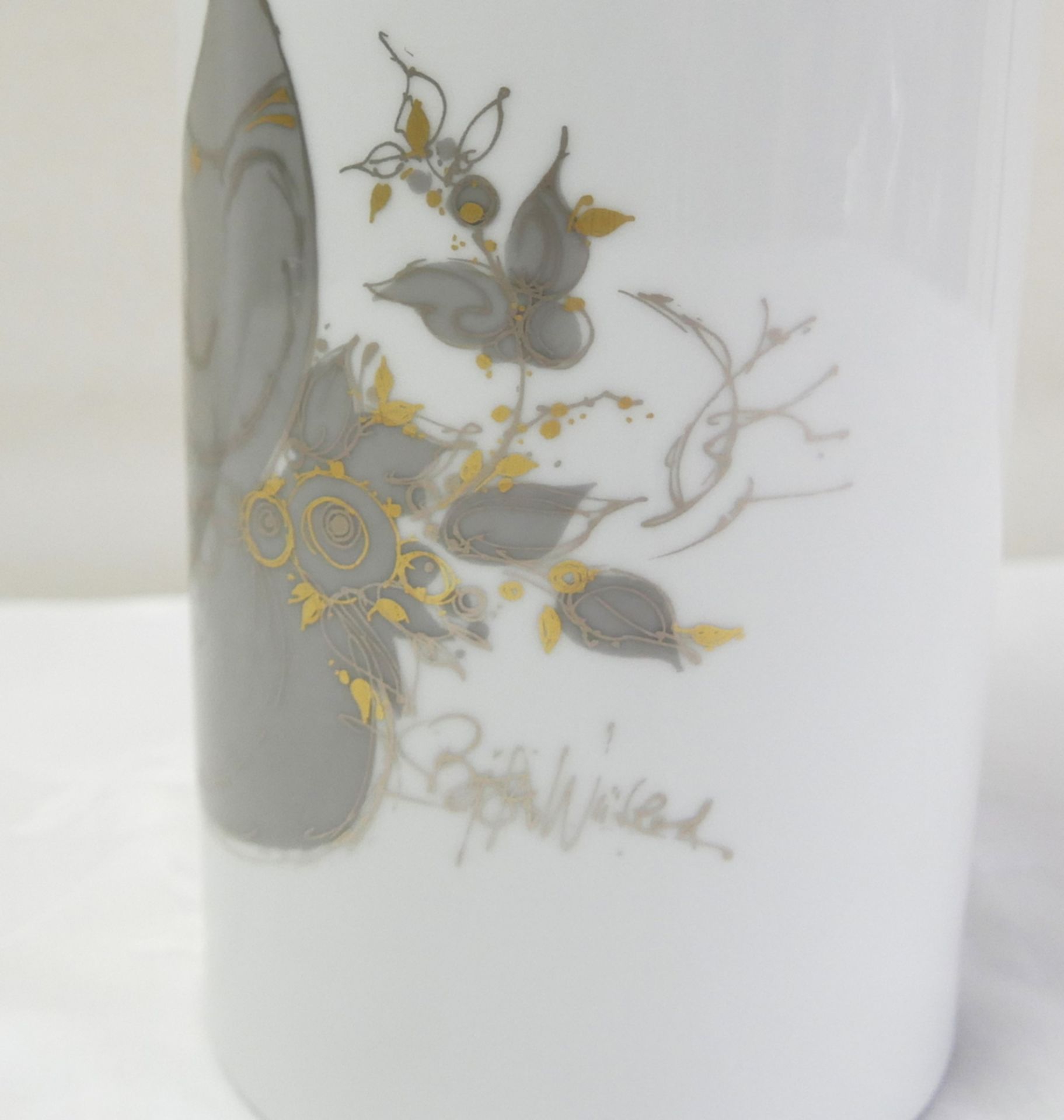 Rosenthal Studio Linie "Björn Wiinblad" Porzellan Vase. Höhe ca. 24,5 cm, Durchmesser ca. 11,5 cm - Bild 2 aus 3