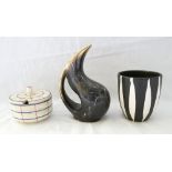 3 Teile Keramik aus Auflösung, dabei Vase, Becher und 1 Marmeladendose. Bitte besichtigen!