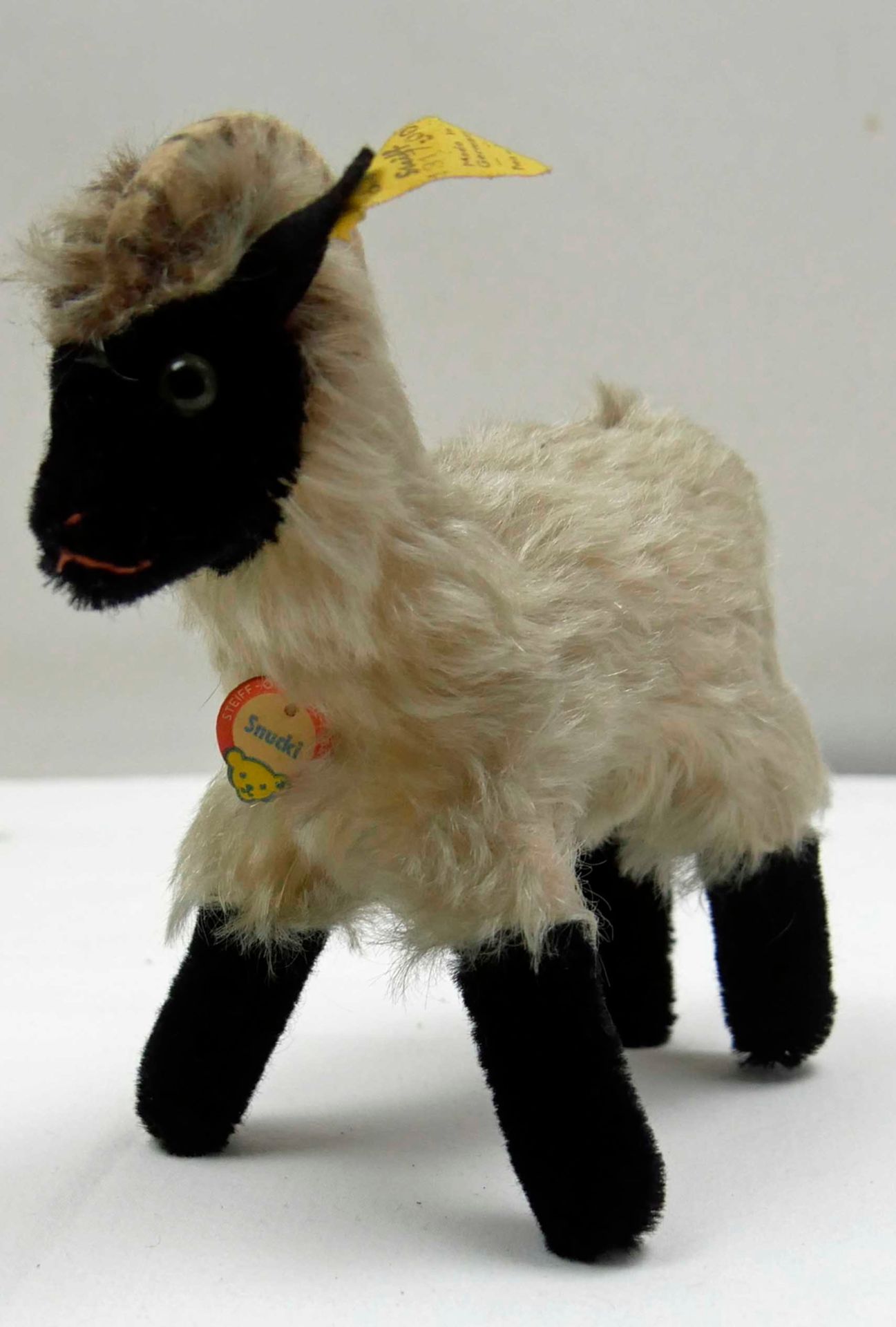 Steiff Heideschaf Snucki 1317.00 mit silbernen Knopf, Fahne und Schild. 1959-1964, 17 cm