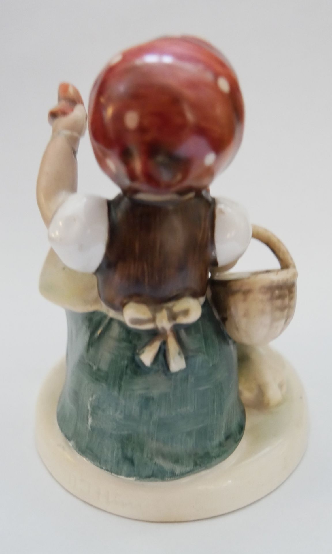 Hummelfigur "Auf Wiedersehen", Arm geklebt. Höhe ca. 12,5 cm - Bild 2 aus 3