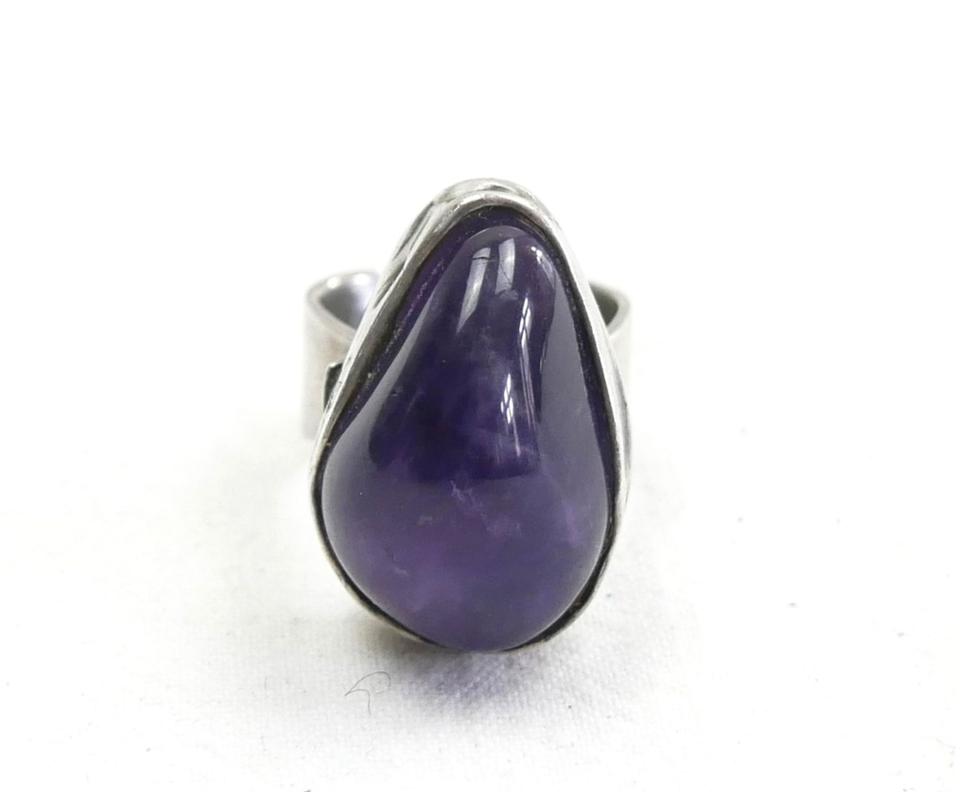 925er Silberring Juwelierarbeit mit großem Amethyst. 925er Punze und Meisterpunze. Ringgröße 54