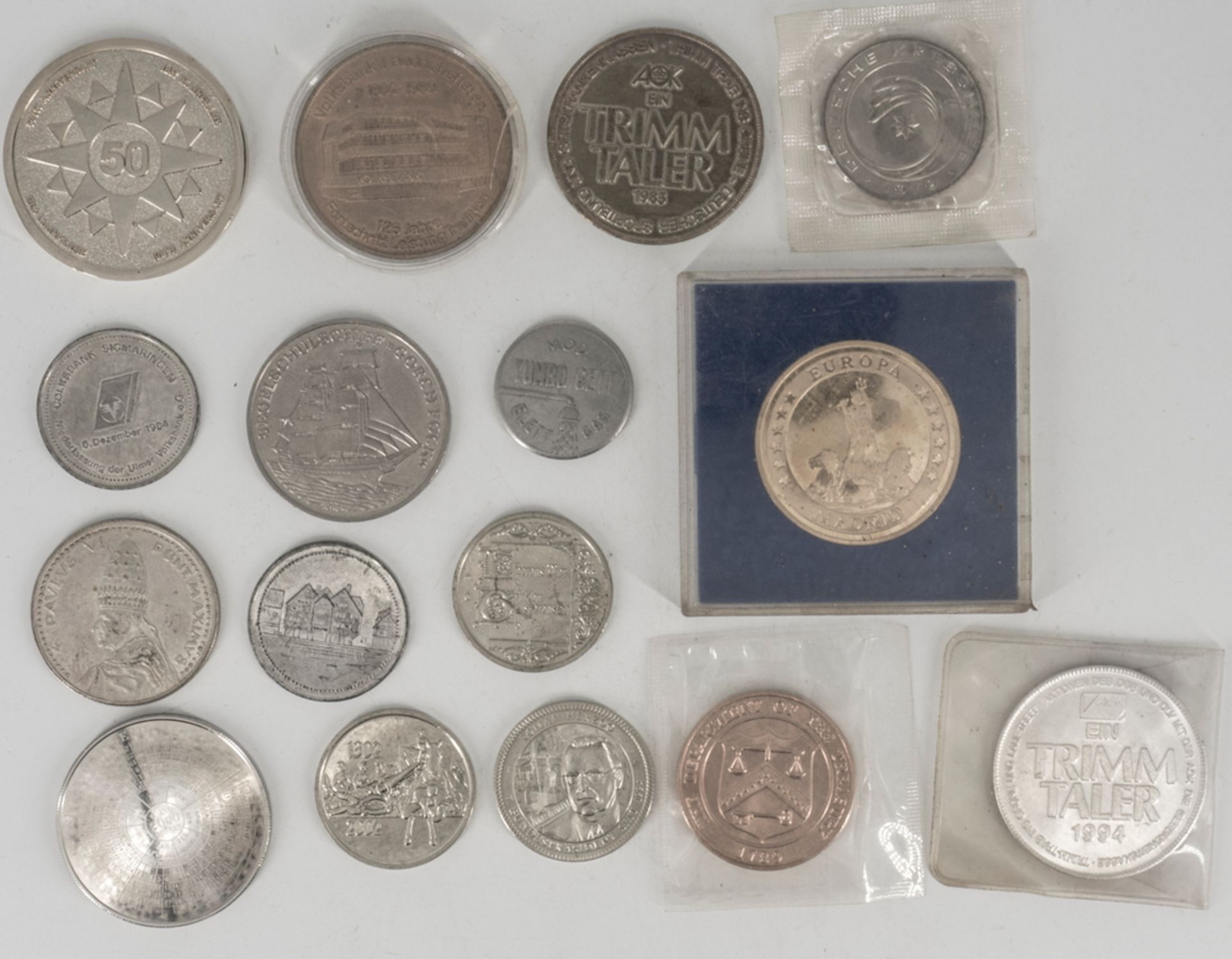 Lot Medaillen und Münzen, verschiedene Anlässe. Dabei Tomé 1998 2000 Dobras -Silbermünze und Spanien - Bild 2 aus 2