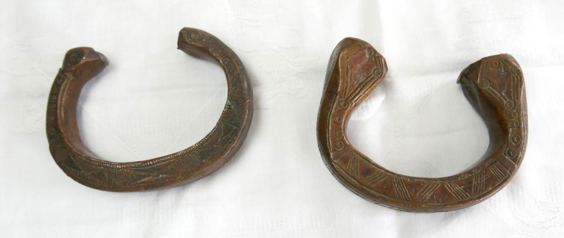 2 Manille sogenanntes Sklavengeld aus Bronze. In Form eines Armreifs mit einem Knauf auf beiden