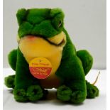 Steiff Frosch Cosy Froggy, mit goldenem Knopf, Fahne und Schild. Neu und unbespielt.