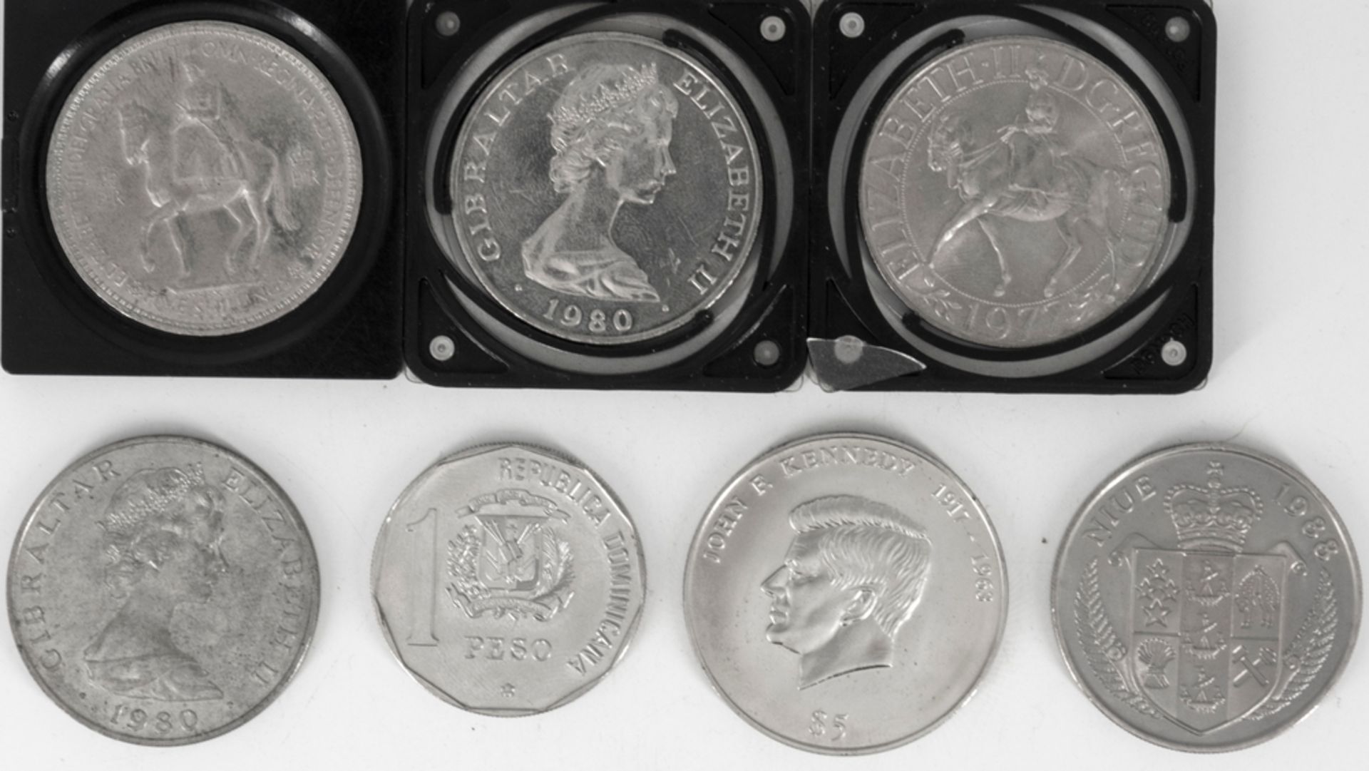Lot Münzen aus Großbritannien, Niue, Dominikanische Republik und Liberia. Cu/Ni. Erhaltung: stgl. - Bild 2 aus 2