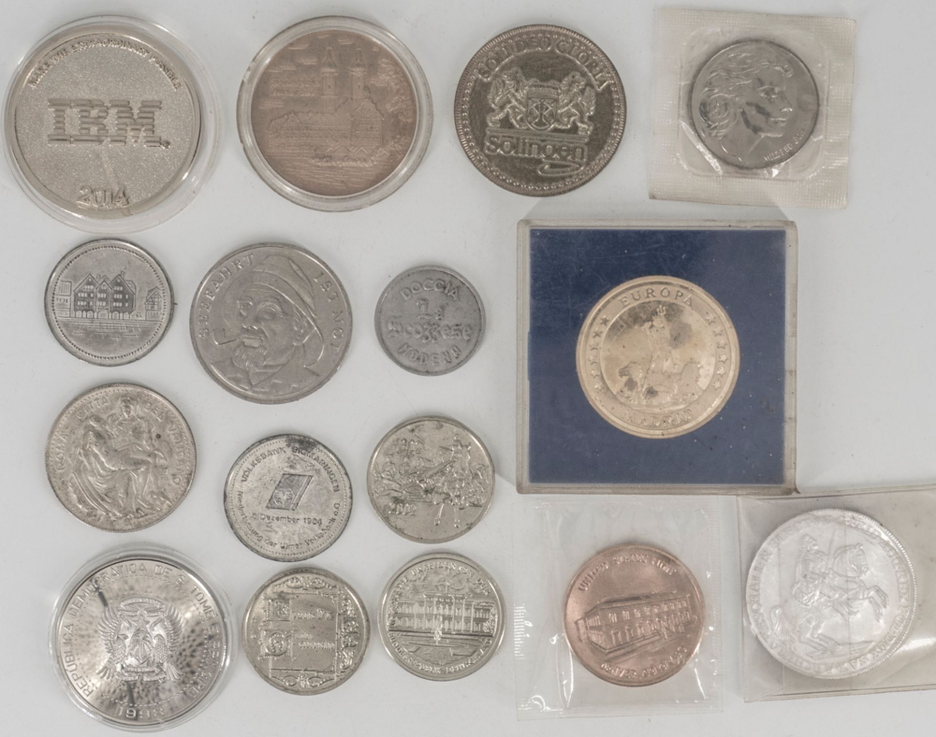 Lot Medaillen und Münzen, verschiedene Anlässe. Dabei Tomé 1998 2000 Dobras -Silbermünze und Spanien