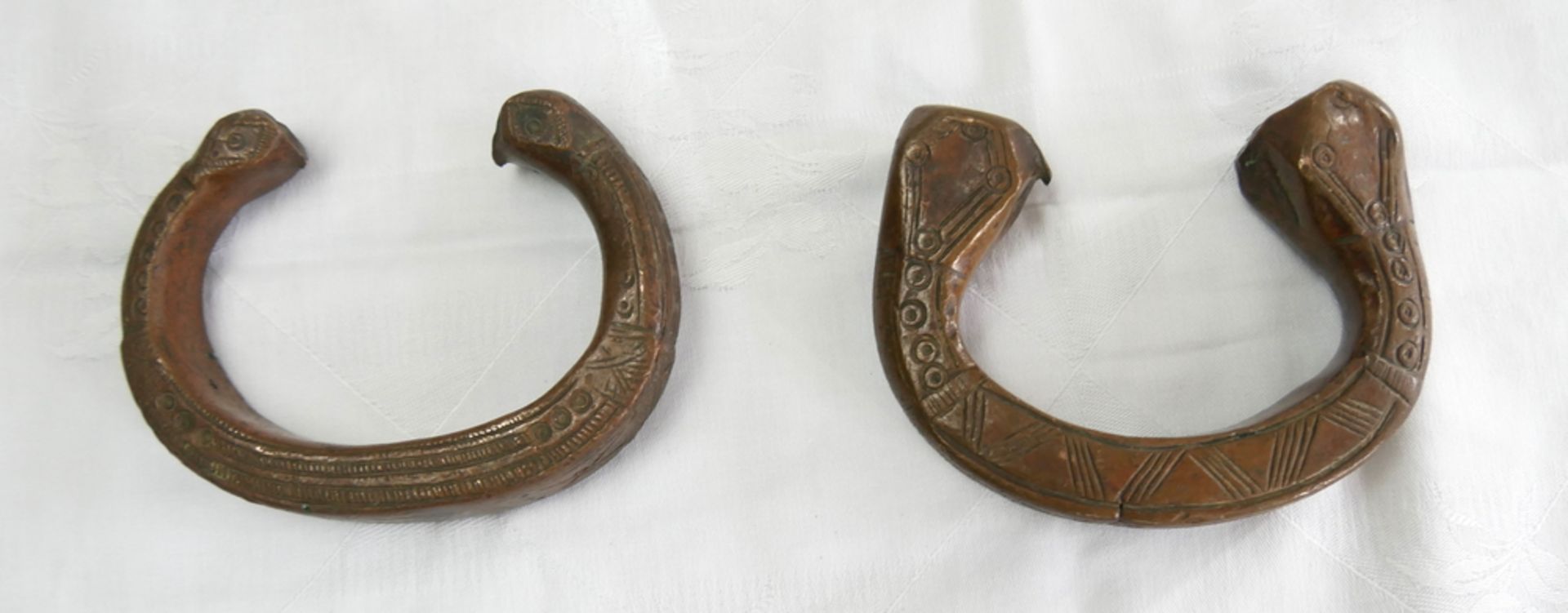 2 Manille sogenanntes Sklavengeld aus Bronze. In Form eines Armreifs mit einem Knauf auf beiden - Image 2 of 2