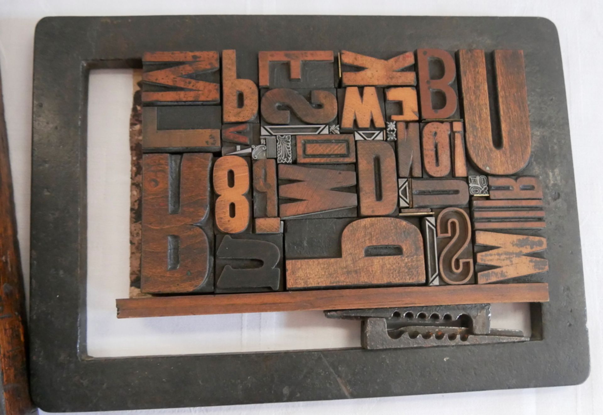 Druckplatte mit einzelnen Buchstaben, sowie 1 Schublade als Setzkasten. - Image 3 of 3