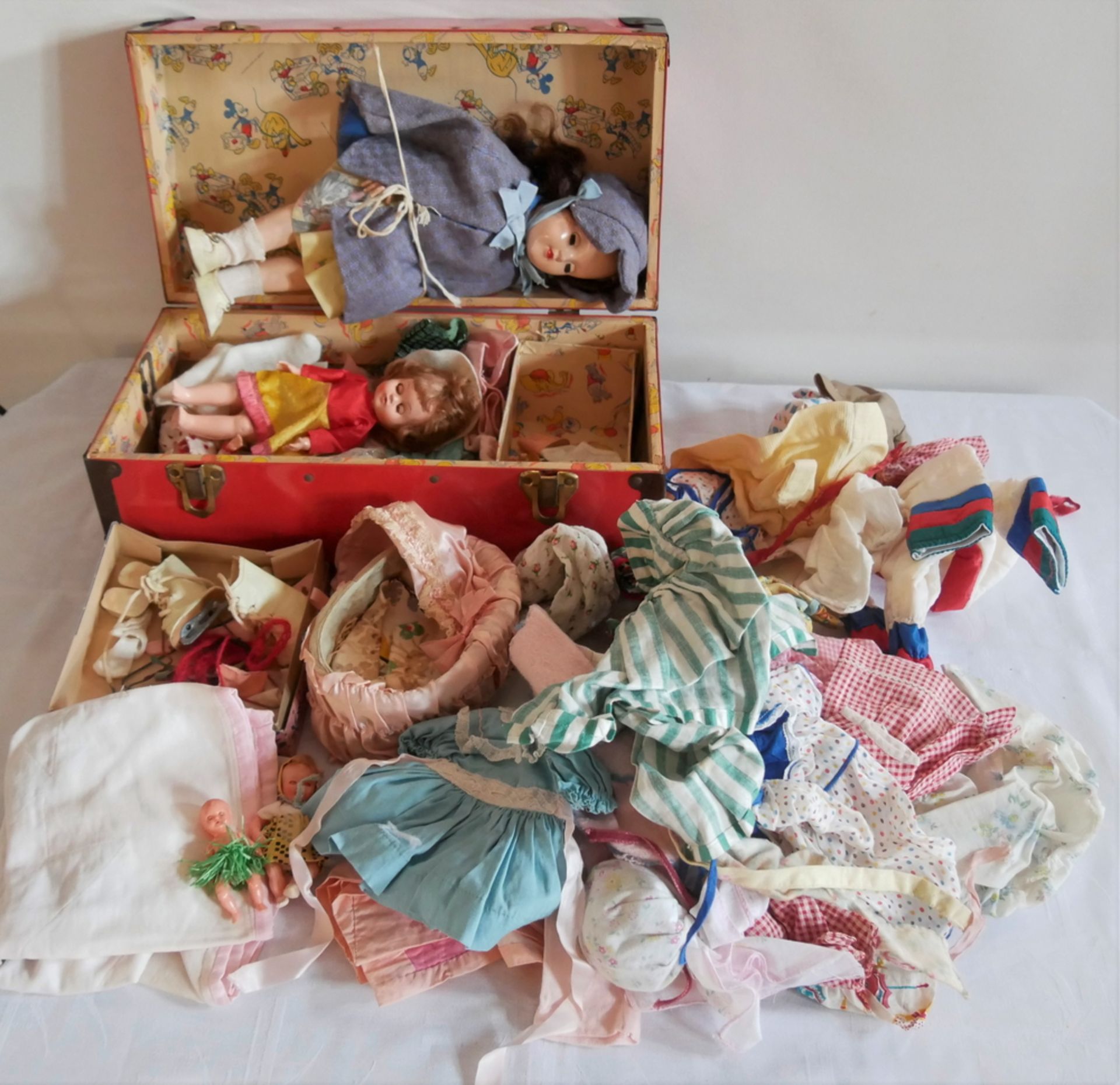 Tony Doll, Lot aus Auflösung Puppen und Kleidung