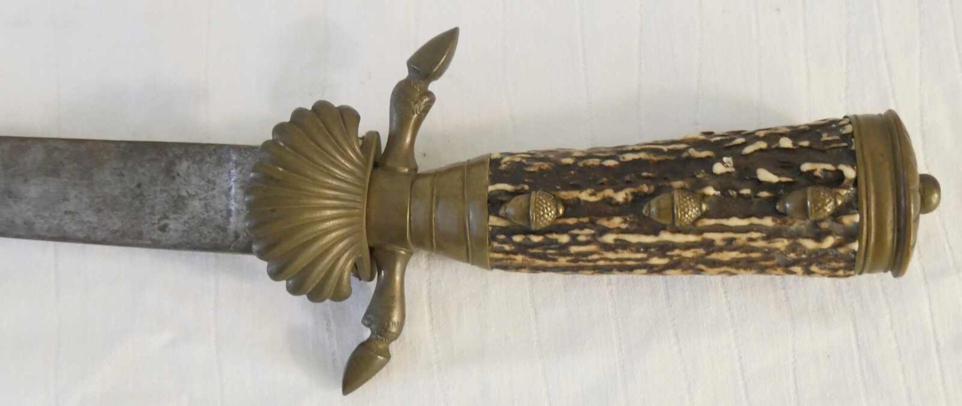 Original Hirschfänger mit langer Klinge, Horngriff mit Bronzeeicheln. Ohne Scheide. Gesamtlänge - Bild 2 aus 3