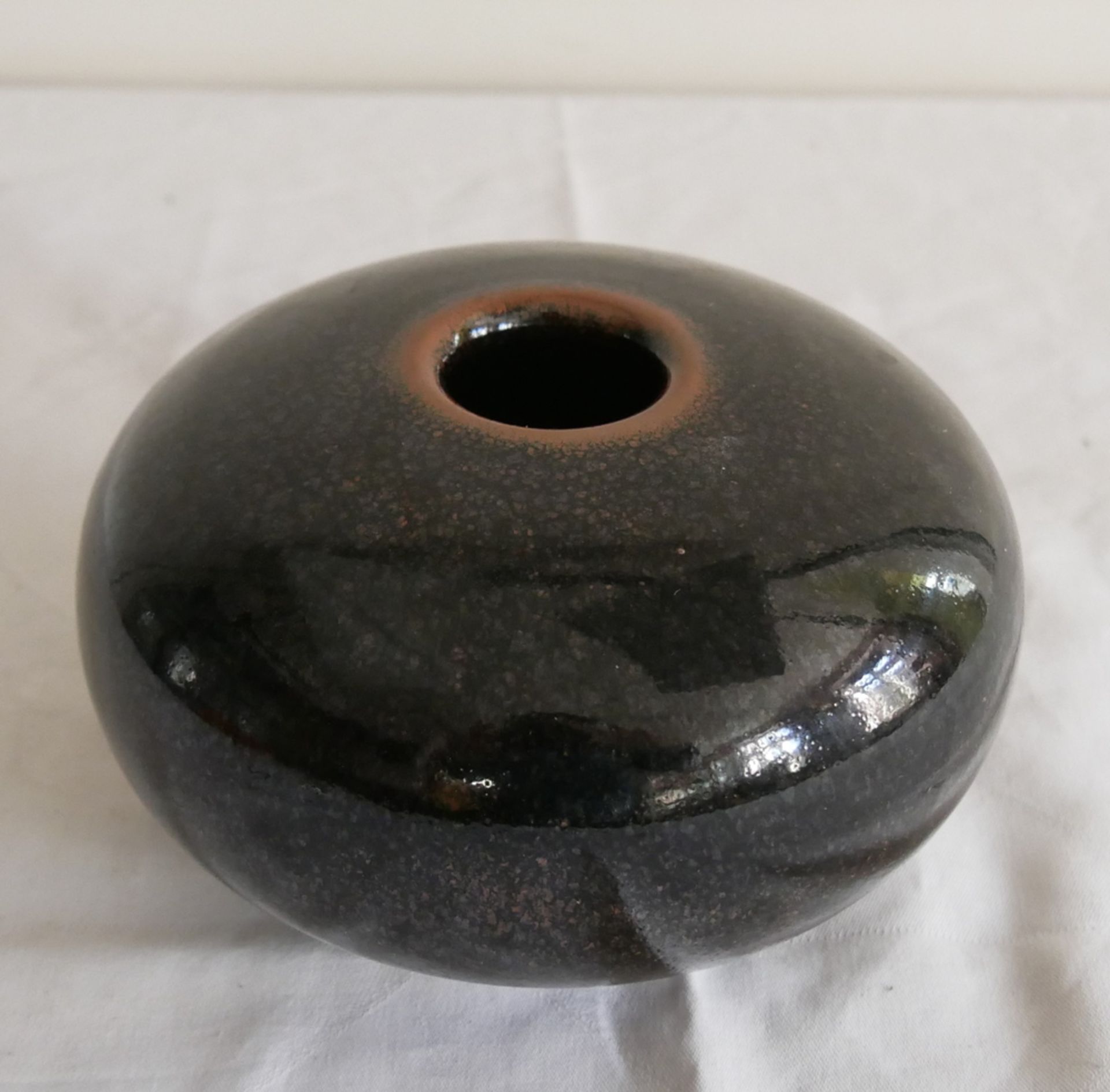 Kunstkeramik Vase. Höhe ca. 9 cm, Durchmesser Öffnung ca. 4 cm