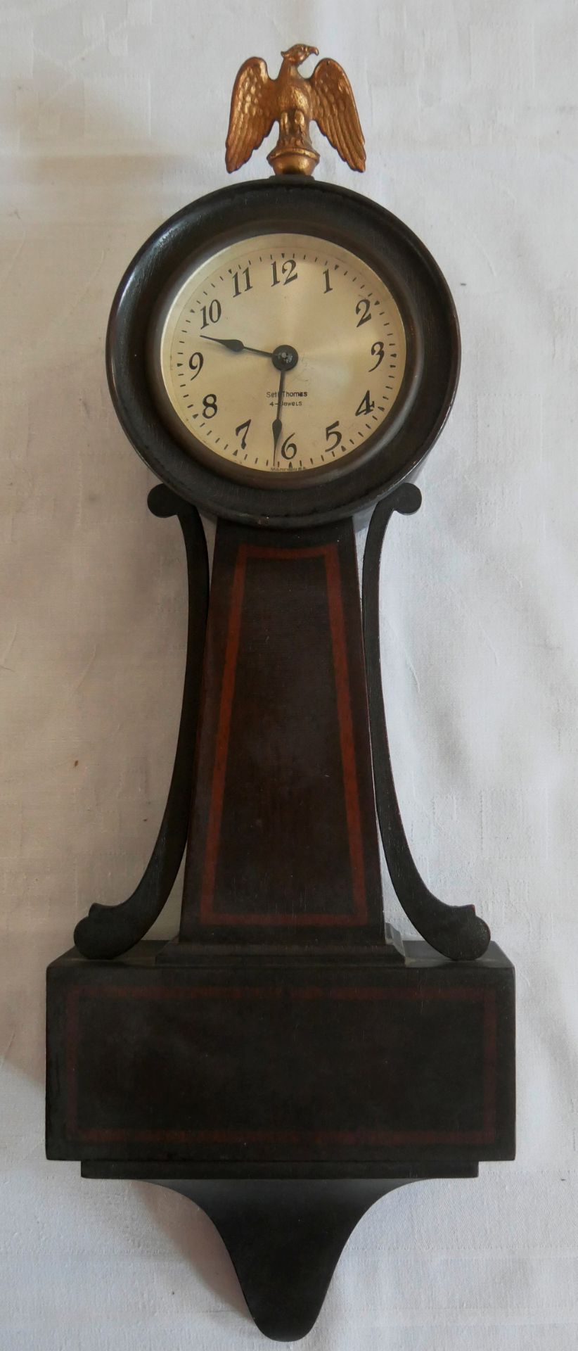 Seth Thomas , Dover, Wanduhr aus Holz , mit Sockelfigur, ca. 47cm hoch