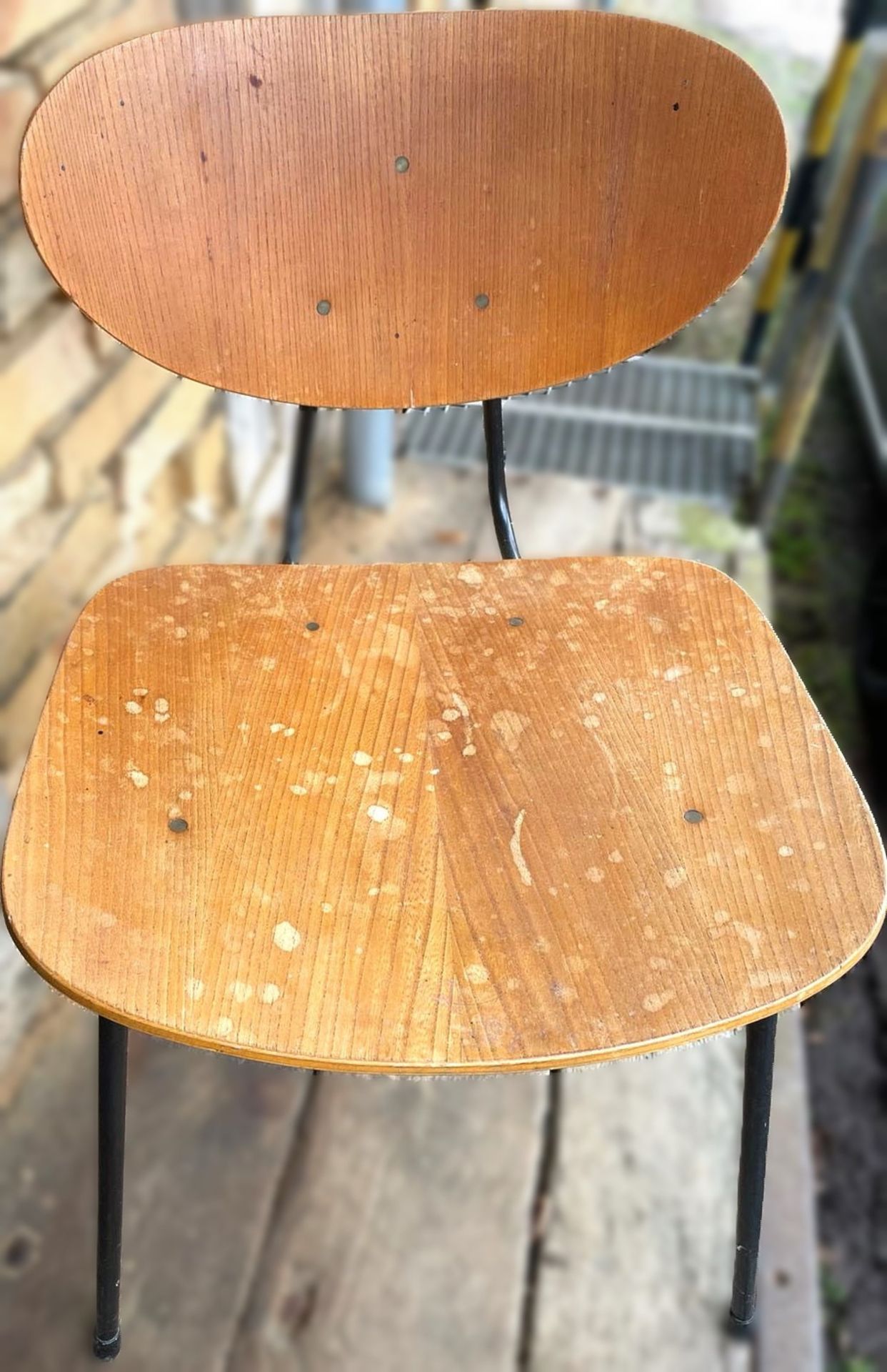 Knoll International Stuhl, Stahlrohr mit Holzauflage, auf der Sitzfläche unten Reste von Aufkleber