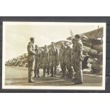 Flieger-Fotokarte "Unsere Luftwaffe" Sturzkampf-Flieger vor dem Start: Der Staffelkapitän gibt den