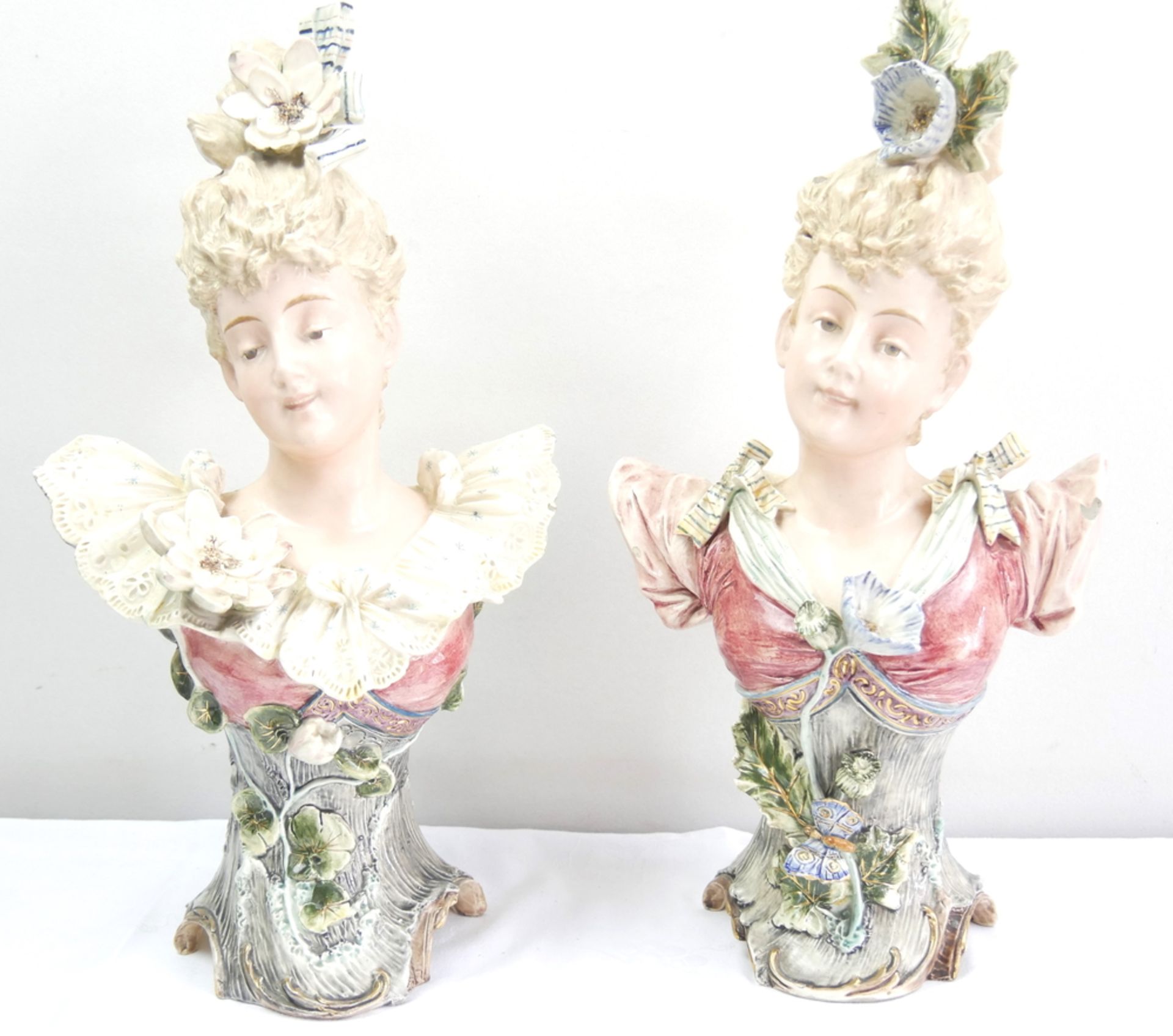 2 alte Jugendstil Porzellanbüsten, Frauen mit Blumen geschmückt, teilweise mit Chips, gemarkt mit