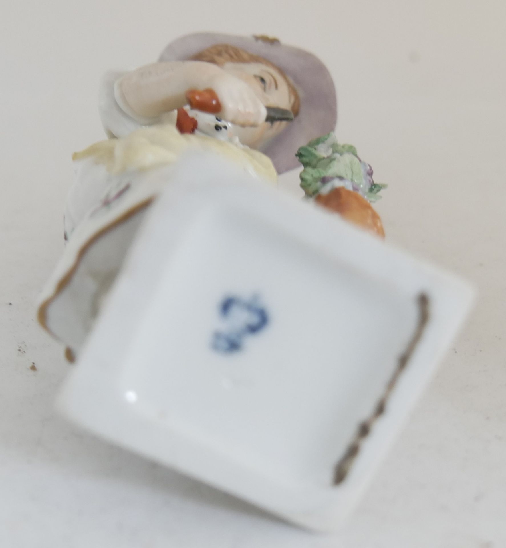 antike Sitzendorf Porzellanfigur Mädchen bei der Traubenernte. Farbig bemalt. Traubenstock mit Chip. - Image 5 of 5