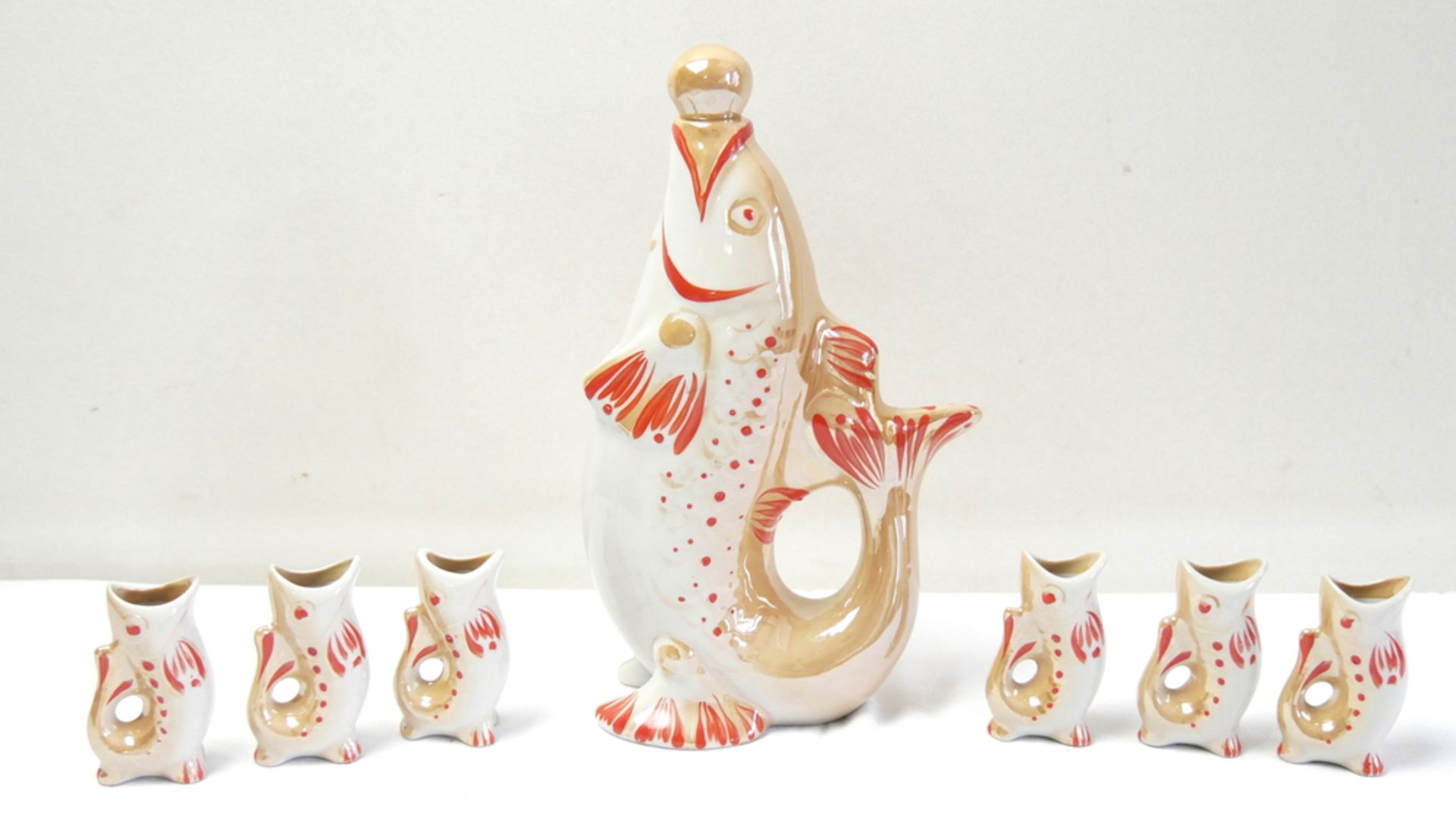 ausgefallenes Keramik Schnaps - Set "Fisch", bestehend aus 1 Schnapsflasche uns 6 Becher. Farbig