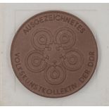 DDR Porzellan - Medaille "Volkskunstkollektiv der DDR". Durchmesser: ca. 63 mm. Im Etui.