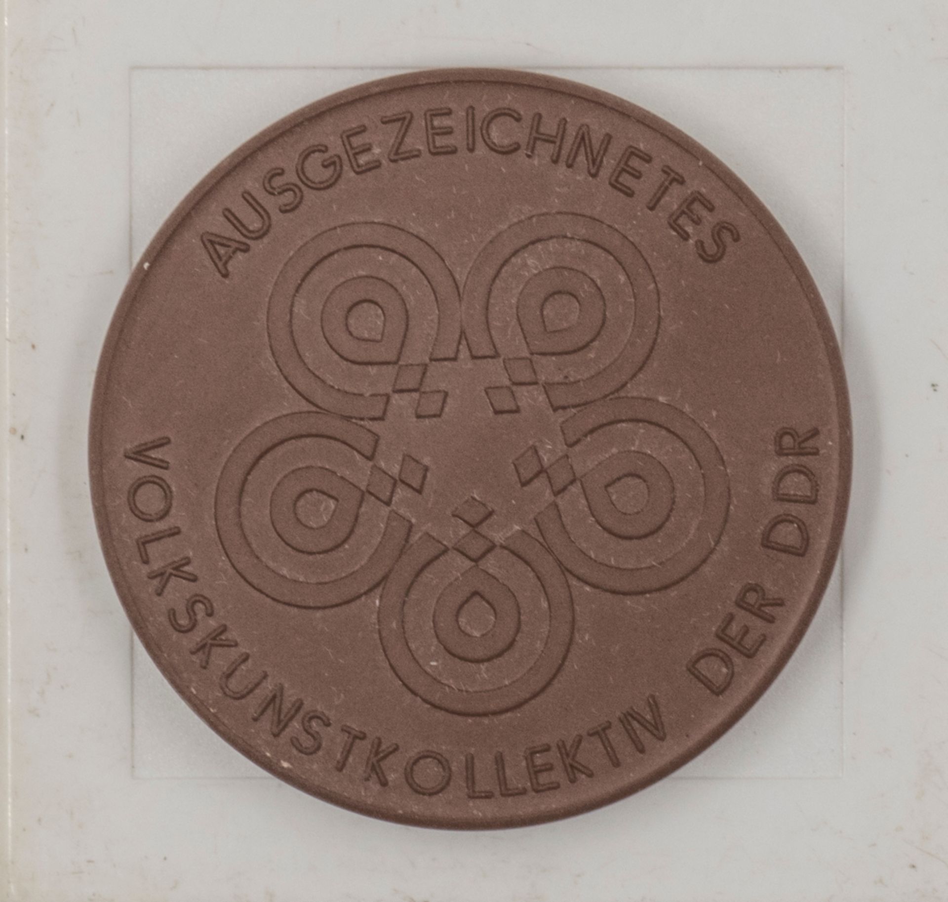 DDR Porzellan - Medaille "Volkskunstkollektiv der DDR". Durchmesser: ca. 63 mm. Im Etui.