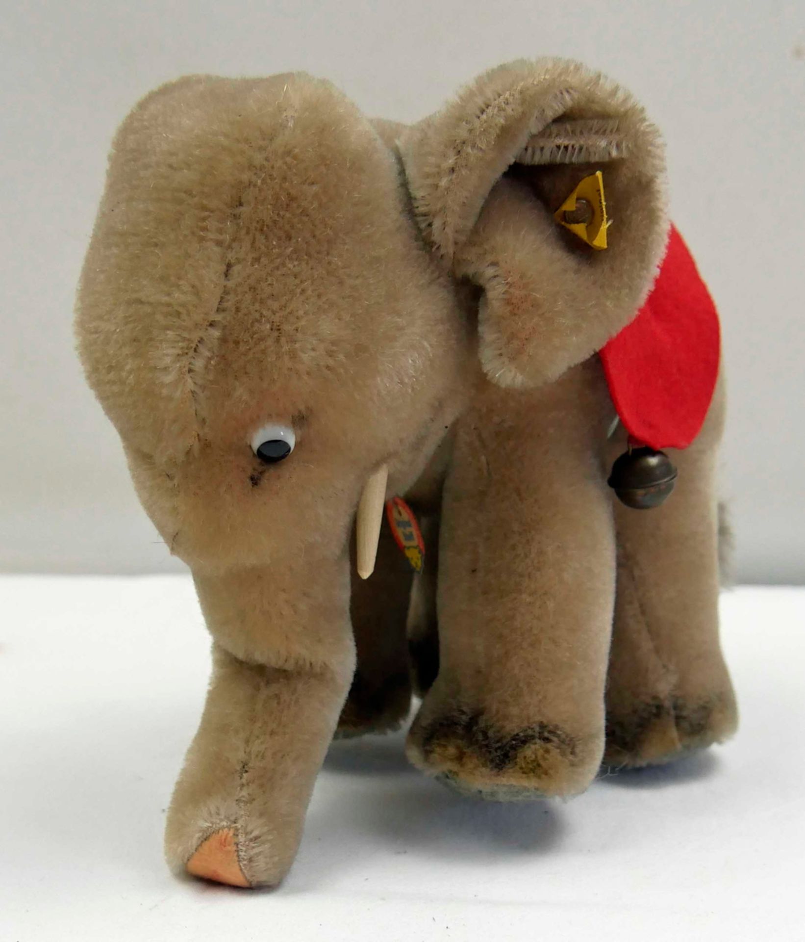 Steiff Elefant, mit silbernen Knopf, Fahne und Schild, Fahne nicht vollständig. Ca. 60er Jahre, 17