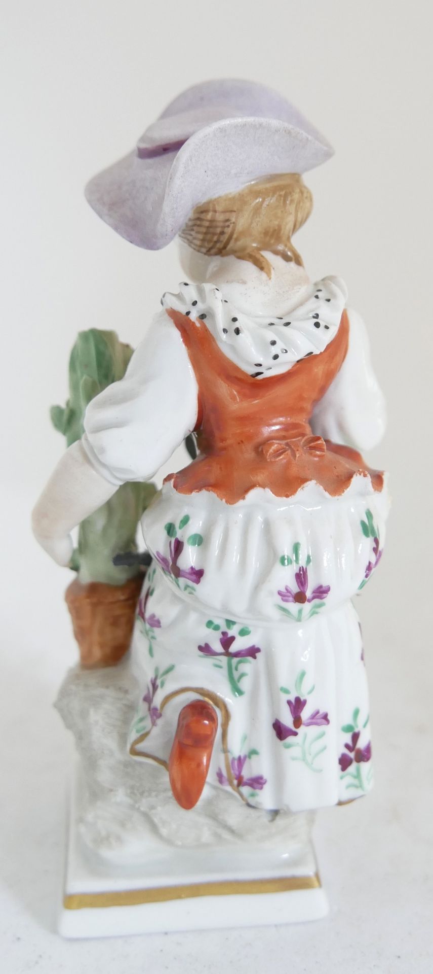 antike Sitzendorf Porzellanfigur Mädchen bei der Traubenernte. Farbig bemalt. Traubenstock mit Chip. - Image 3 of 5