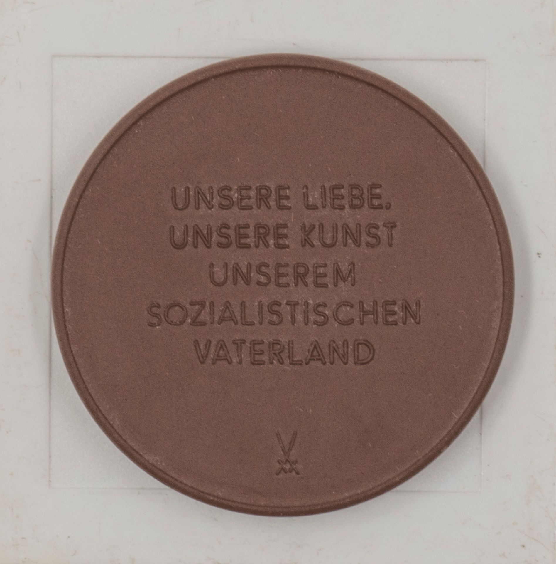 DDR Porzellan - Medaille "Volkskunstkollektiv der DDR". Durchmesser: ca. 63 mm. Im Etui. - Image 2 of 2