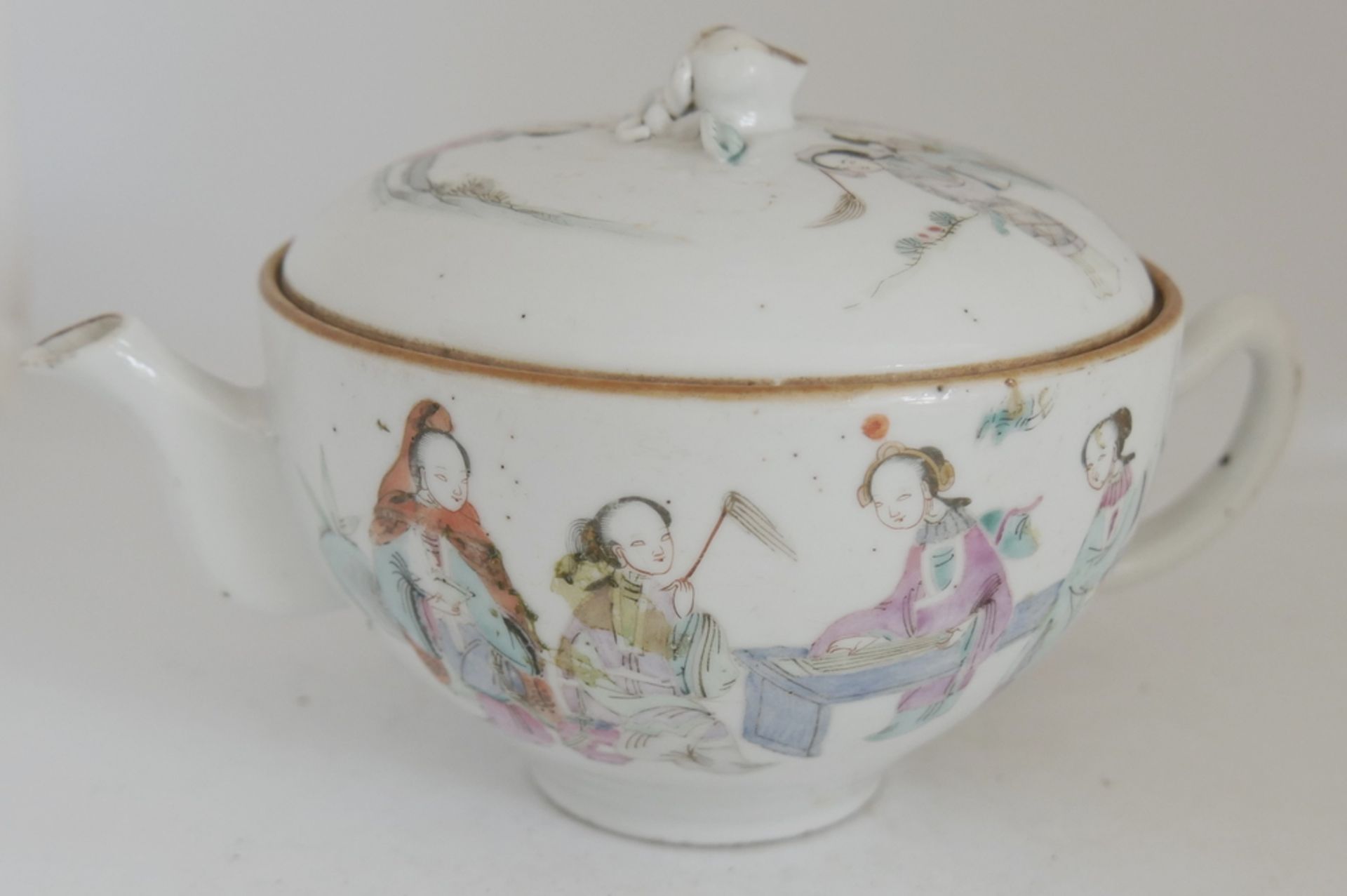 Aus Sammelauflösung! Altes chinesisches Porzellan des 19. Jahrhunderts. Teekanne, beidseitig mit - Bild 2 aus 4