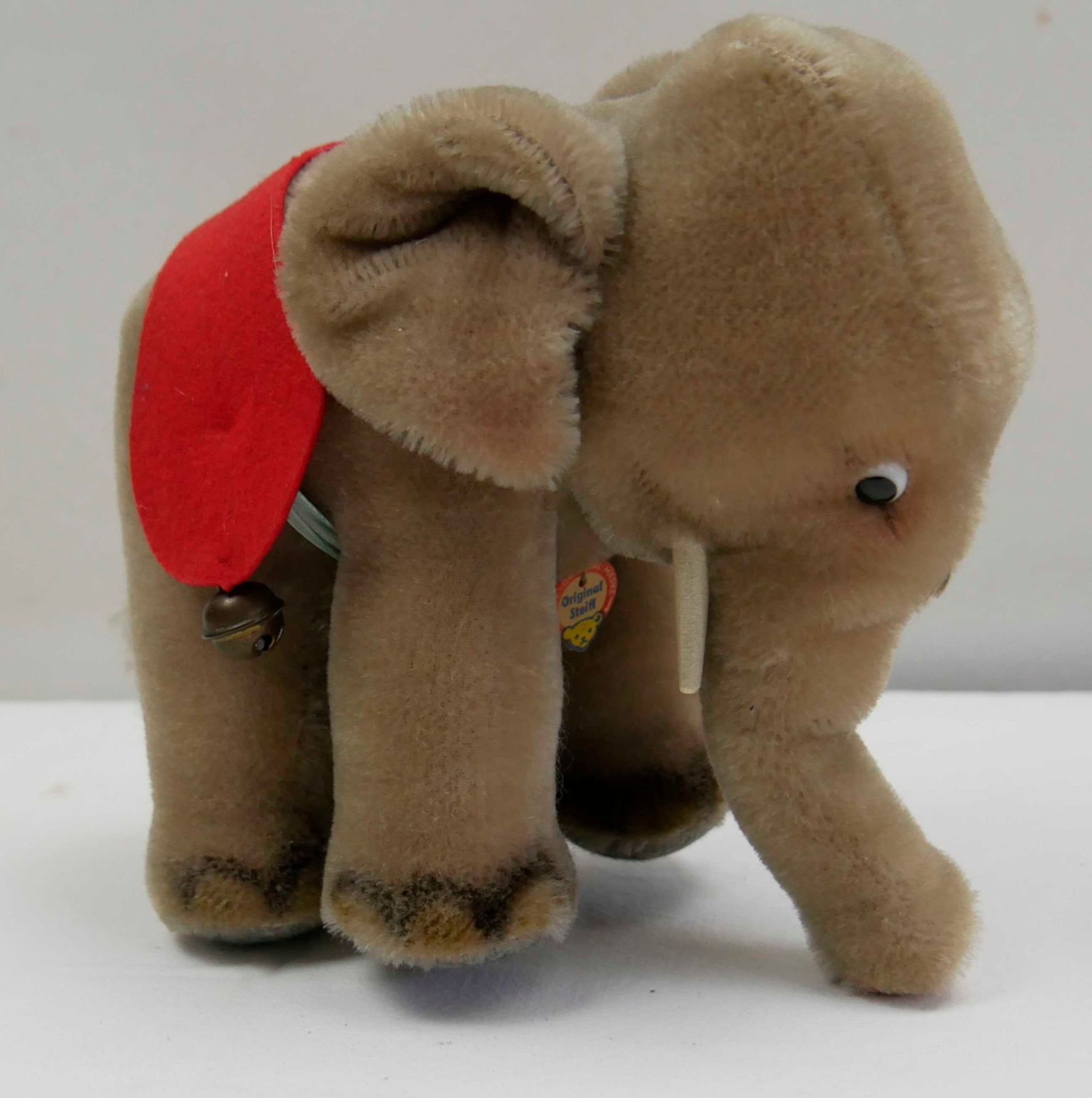 Steiff Elefant, mit silbernen Knopf, Fahne und Schild, Fahne nicht vollständig. Ca. 60er Jahre, 17 - Image 2 of 2