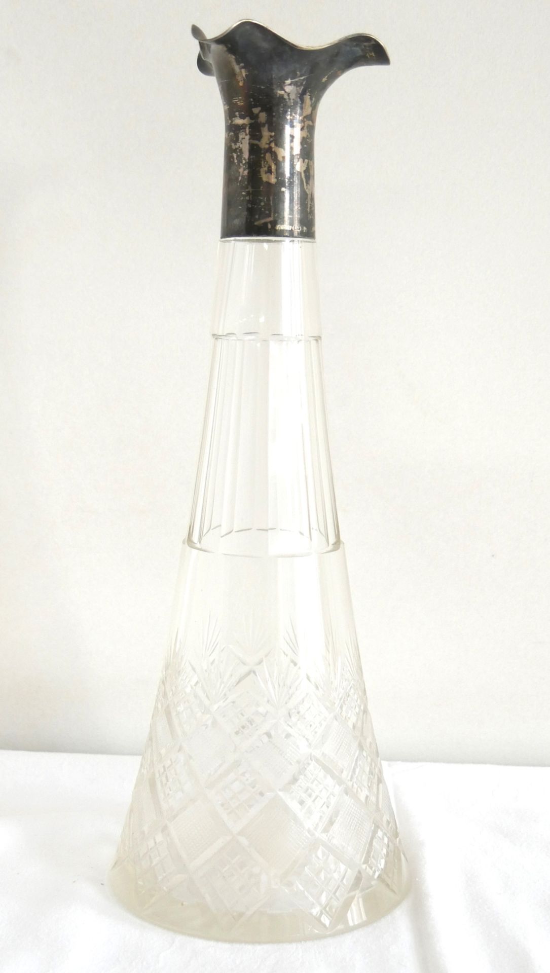 Likörflasche mit Silbermontur, Flasche mit Schliff. Ohne Stöpsel. Höhe ca. 31,5 cm