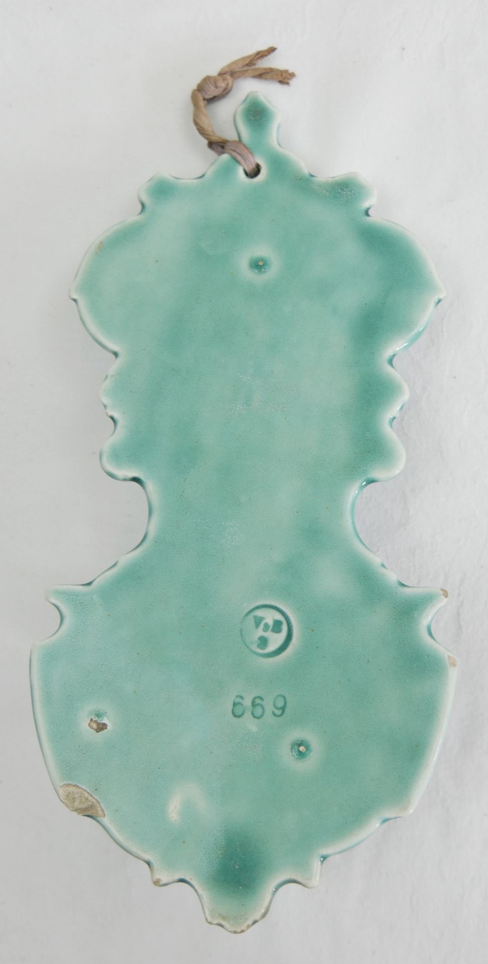 Altes Weihwassergefäß V&B, Modell 669 "Erlöse uns o Herr". um 1900.n Höhe ca. 22 cm. Chips - Image 2 of 3