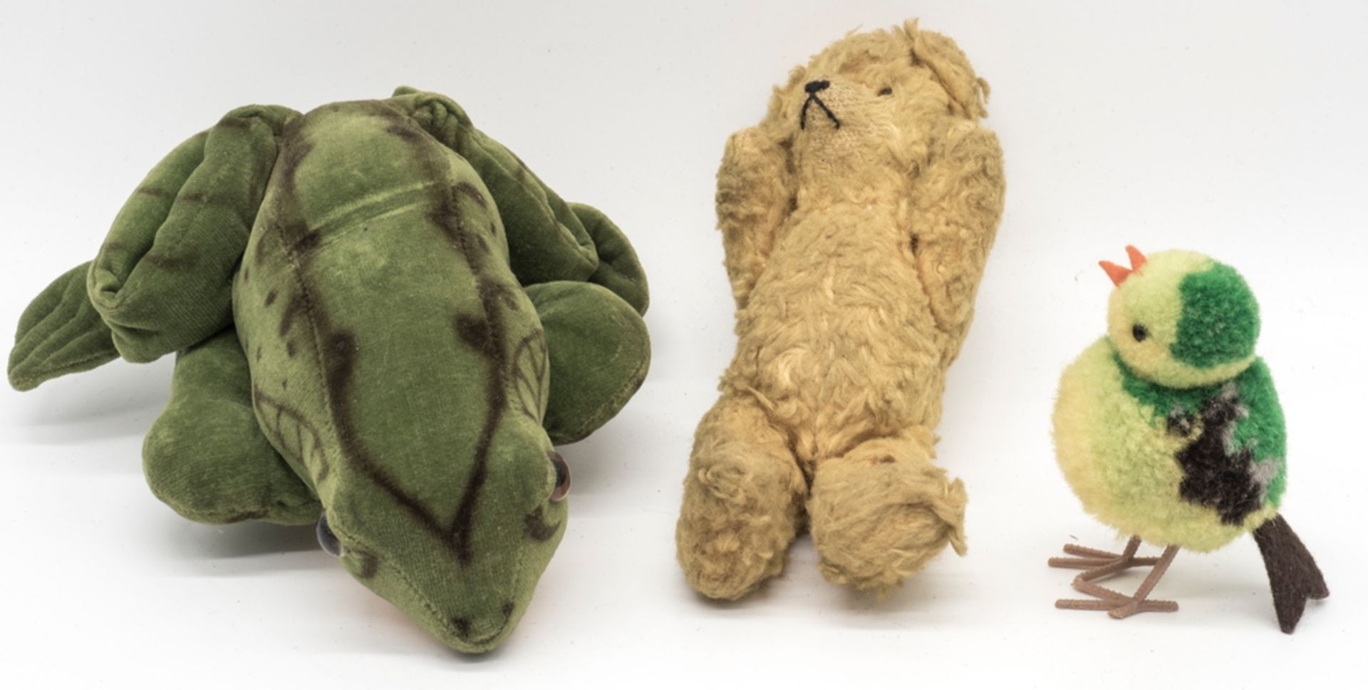 Lot Steiff - Tiere, dabei Frosch, mit Knopf, Länge_ ca. 14 cm, Teddy, Höhe: ca. 13 cm, verschmutzt