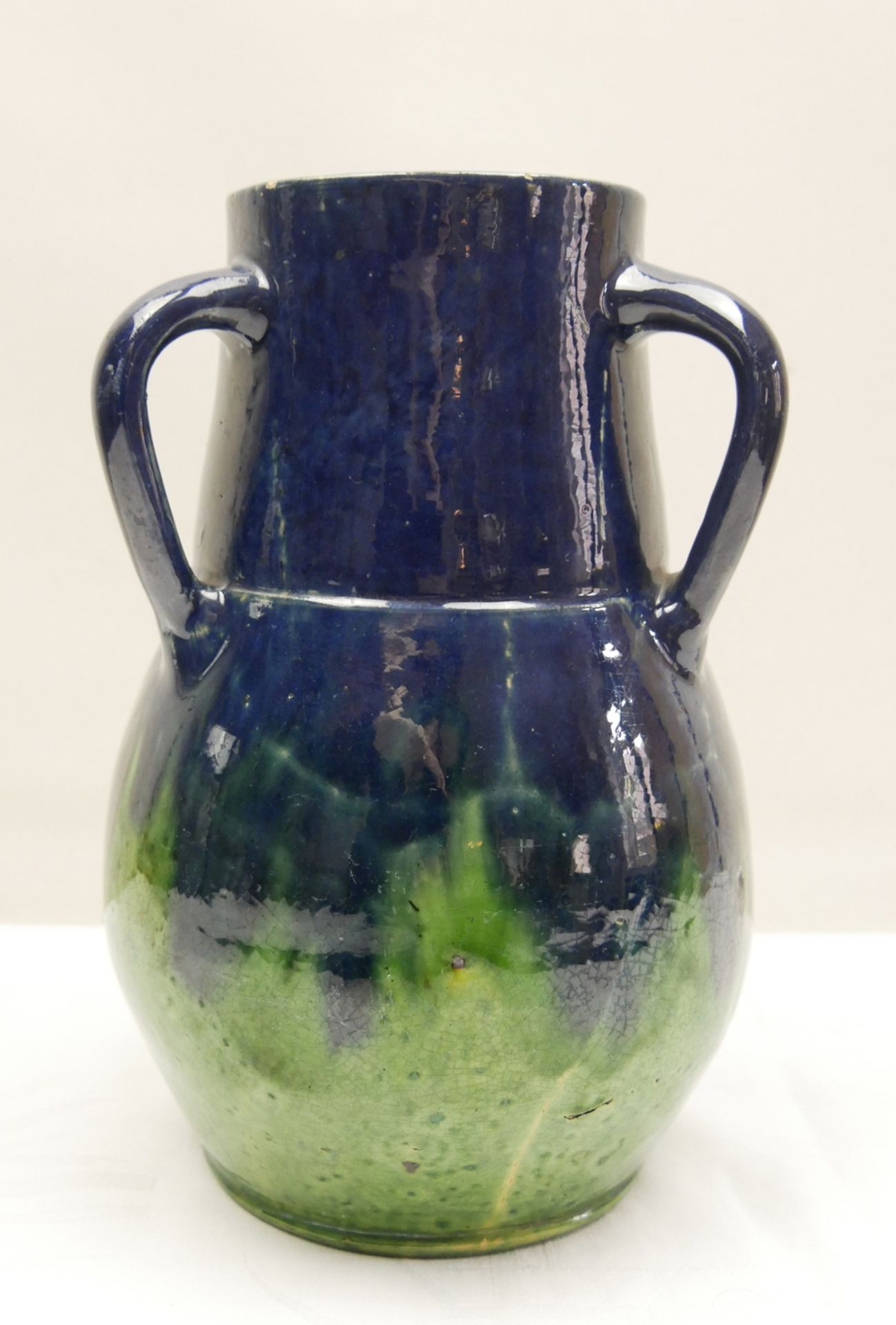 Keramik-Henkelvase (3 Henkel), grün-blau, mit kleineren Chips, Höhe ca. 23 cm, Breite (Öffnung)