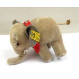 Steiff kleiner Elefant mit silbernen Knopf und Fahne Nr. 6310.00, bespielter Zustand. Wohl 60er