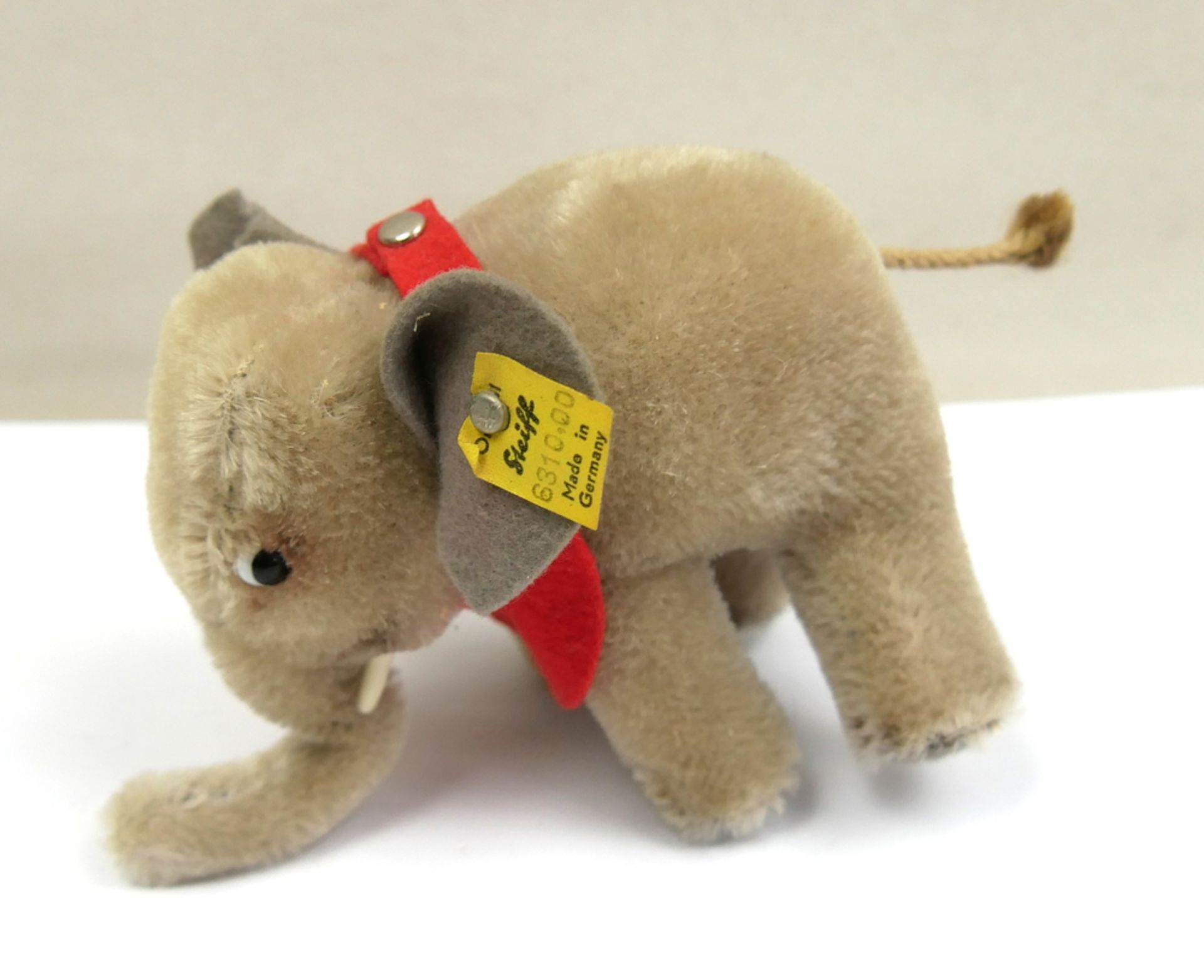 Steiff kleiner Elefant mit silbernen Knopf und Fahne Nr. 6310.00, bespielter Zustand. Wohl 60er