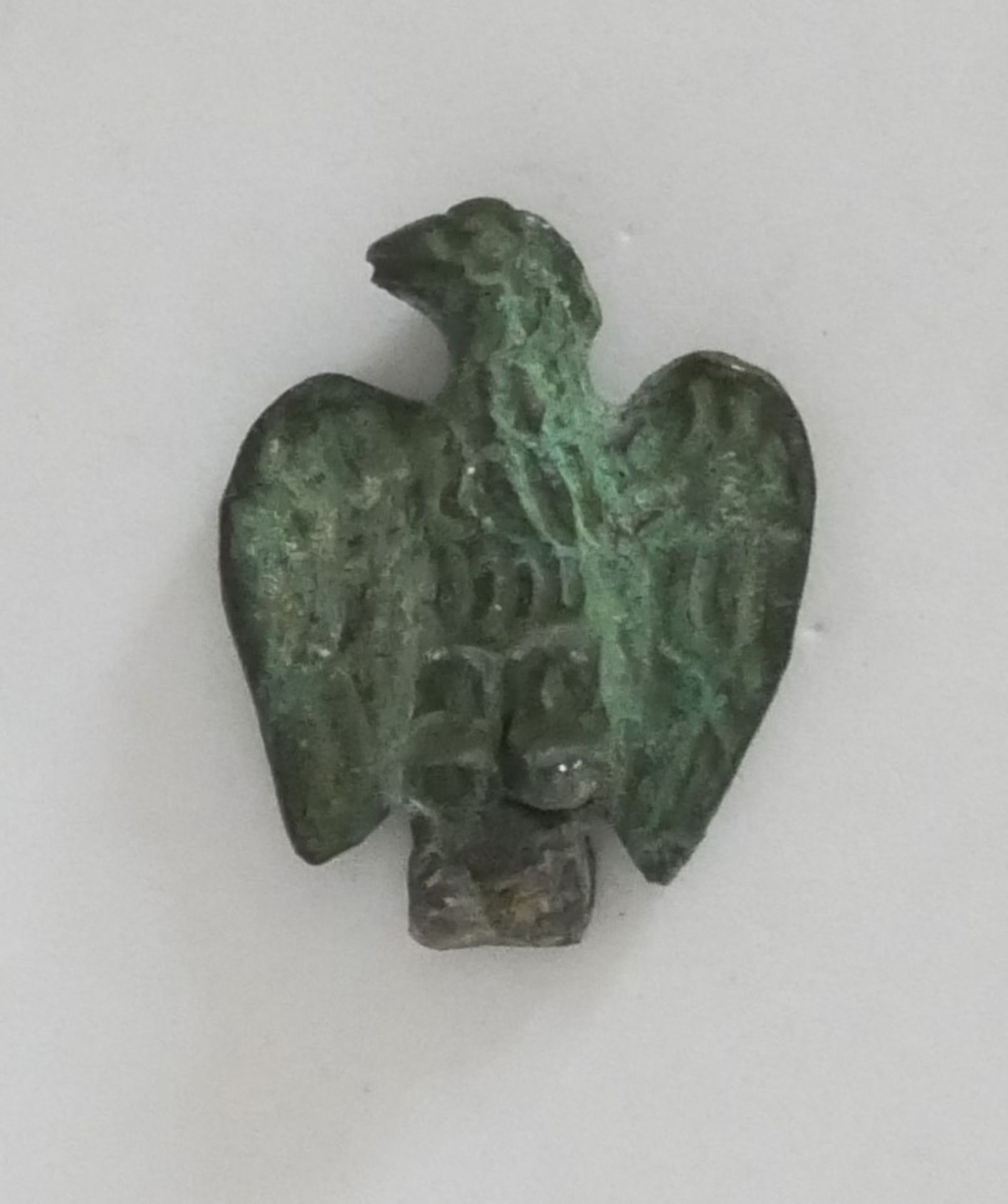 kleiner Bronze Adler mit ausgebreiteten Flügeln und erhobenem Kopf. Römisch, wohl 1. - 3.